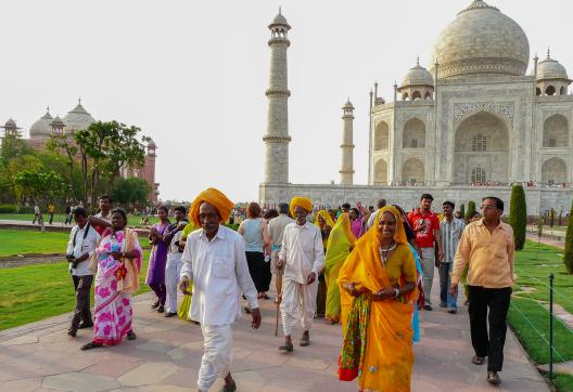 Randonnée vers le mausolée du Taj Mahal près d'Agra