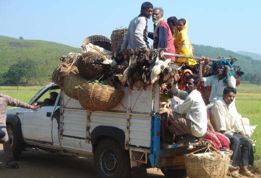 Rencontre avec un transport collectif surchargé au Madhya Pradesh