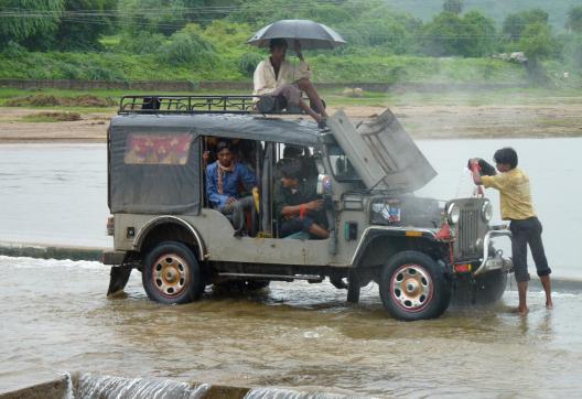 Traversée à gué à côté d'une jeep en panne sous la pluie au Madhya Pradesh