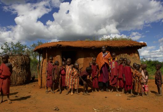 Femme et enfants Masaï à tarangire, en Tanzanie