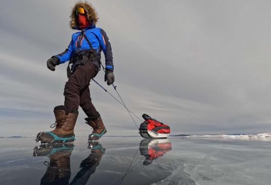 Marche avec pulka sur la glace vive du lac Khövsgöl en Mongolie