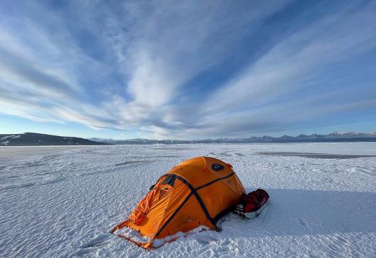 Tente et pulka sur la glace du lac Khövsgöl en Mongolie