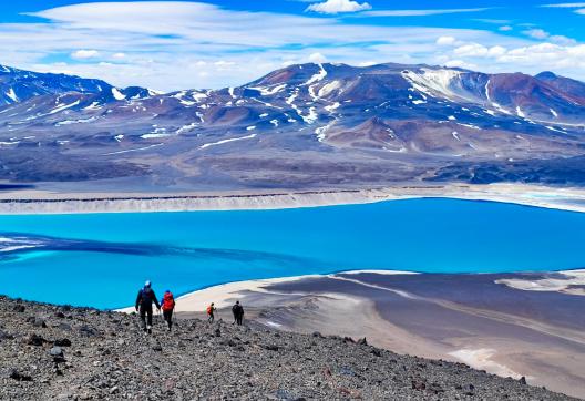 Voyage lors de l'ascension du du Mulas Muertas à la descente avec la vue sur la Laguna Verde