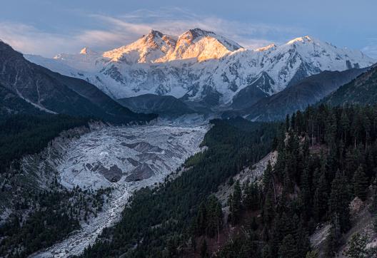 trekking et coucher de soleil sur la montagne du Nanga Parbat (8 125 m) Pakistan