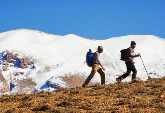 Trekking près d'un massif enneigé