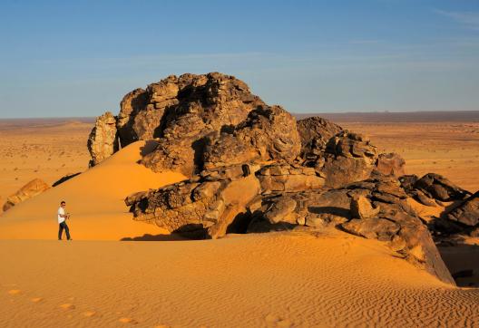 Trek près d'une formation rocheuse dans l'Adrar