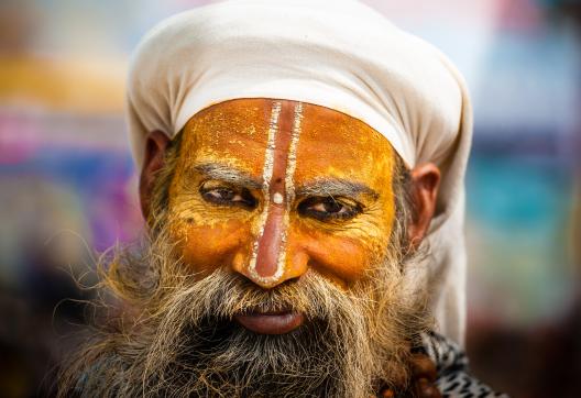 Trek avec un sadhu vaishnavite vers le bain rituel dans le Gange