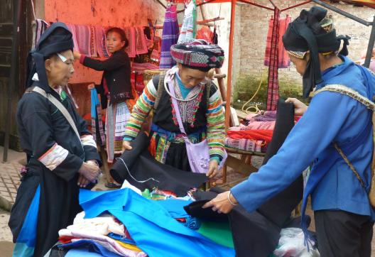Rencontre de plusieurs peuples sur un marché du sud-est du Yunnan