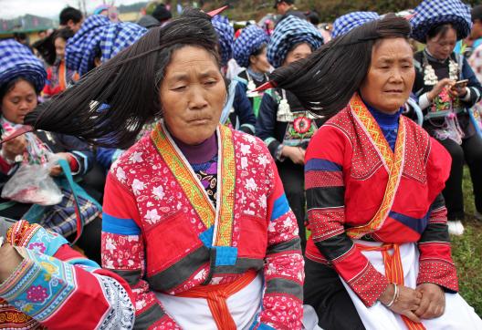 Rencontre de femmes miao à chignon incliné à la fête du roi de bambou dans le Guizhou