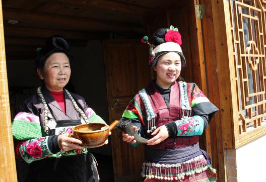 Trek vers une cérémonie d'accueil à Danzhai au Guizhou
