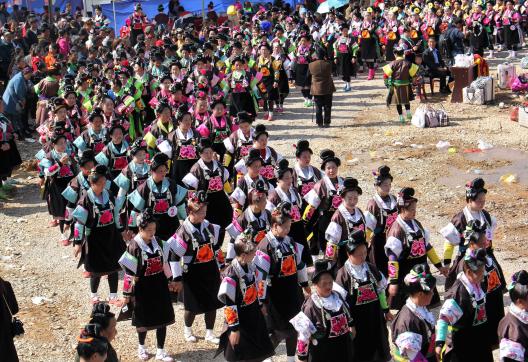 Randonnée vers un défilé de femmes miao à la fête du tambour dans la région de Danzhai