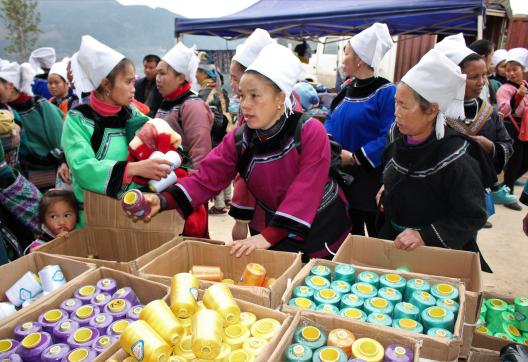 Rencontre de femmes shui au marché de Dujiang au Guizhou oriental