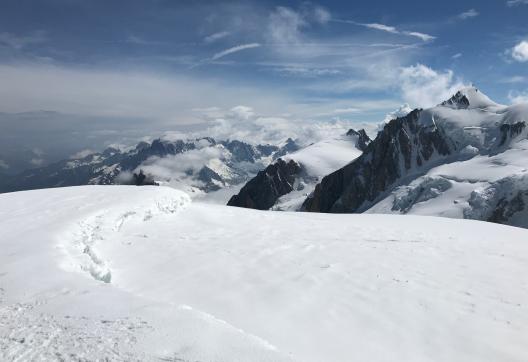 Voyage d'aventure et vue sur des aiguilles au Mont Blanc à Chamonix