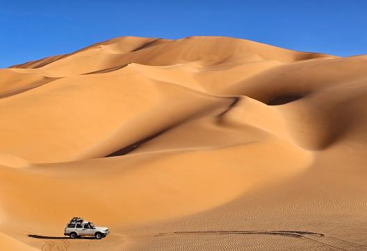 Trek dans un paysage dunaire dans le Mehadjebat