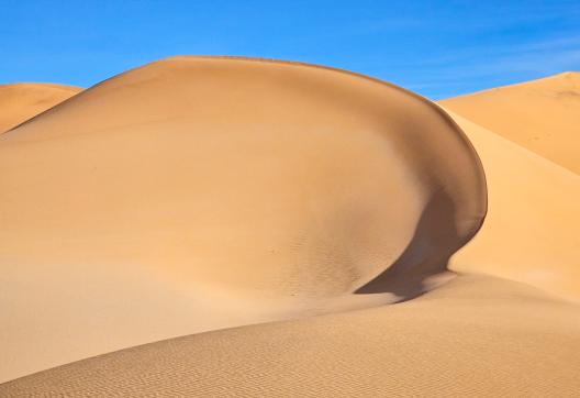 Trek sur un cordon dunaire dans le Mehadjebat