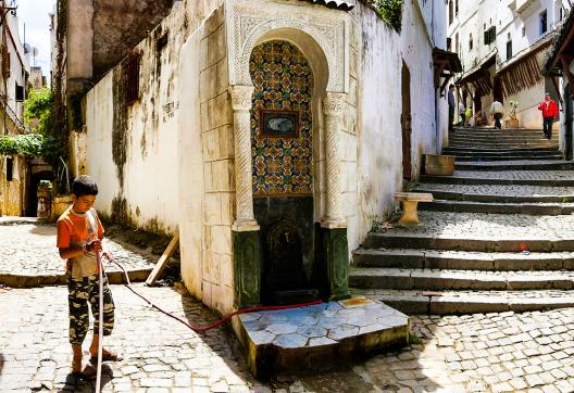 Promenade vers la fontaine dans la Casbah d'Alger