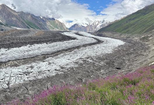 Trek sur la moraine du glacier Chogo Lungma au Pakistan