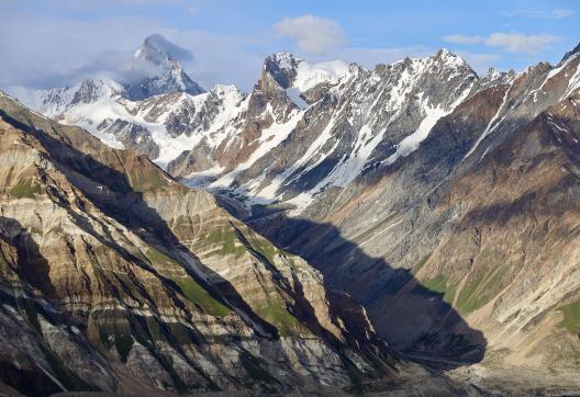 Trek vers le glacier Sgari dans le nord Pakistan