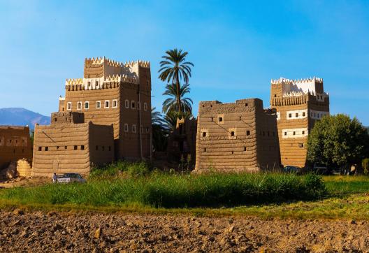 Marche vers des maisons traditionnelles de l'Asir