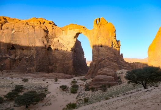 Randonnée à l'arche d'Aloba dans l'Ennedi