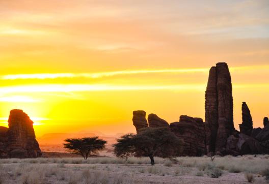 Randonnée avec un coucher de soleil dans l'Ennedi