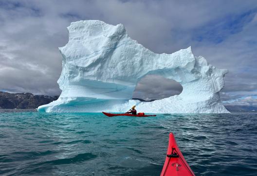 Kayakiste devant un Iceberg au Groenland
