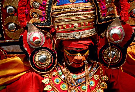 Découverte d'une parure de tête d'un danseur de Theyyam au nord du Kerala