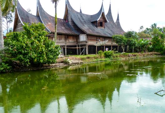 Trek vers une maison traditionnelle des Minang sur Sumatra ouest