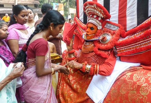 Immersion dans un Theyyam au coeur d'un village du nord du Kerala