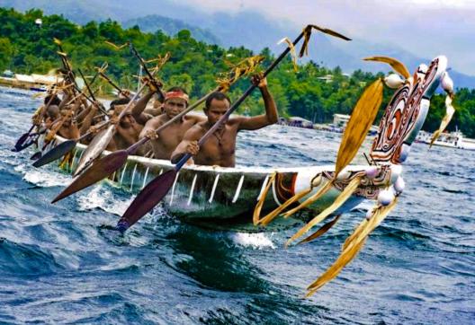 Découverte d'une pirogue participant au Kundu festival  à Alotau
