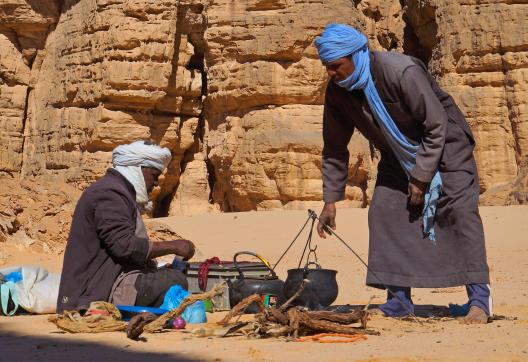 Trekking et préparation du repas en Algérie