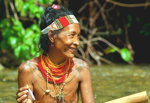 Trekking vers une femme mentawaï de Siberut près de sa uma