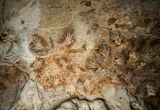 Trek vers les peintures murales de la grotte Tewet à Kalimantan en Indonésie