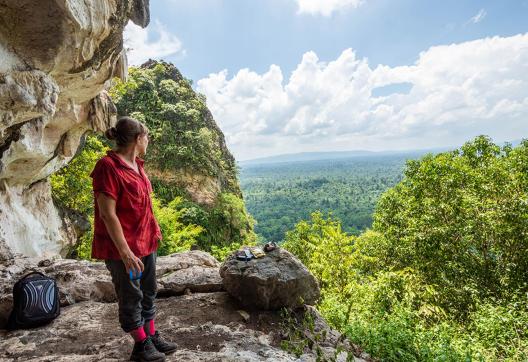 Ascension vers l'entrée d'une grotte préhistorique à Kalimantan sur l'ile de Bornéo