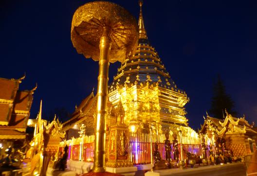 Cérémonie nocturne au temple bouddhiste de Doi Suthep non loin de Chiang Mai