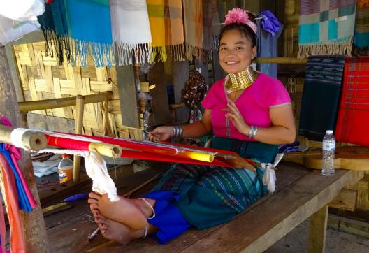 Rencontre avec une femme kayan faisant du tissage dans le village de Huay Pu Keng