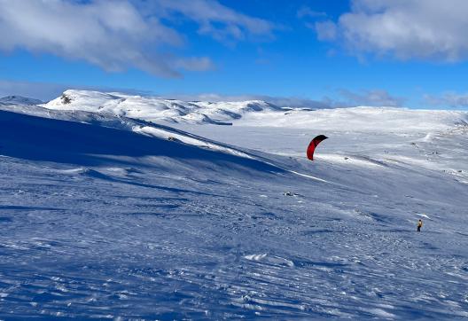 Apprentissage du snowkite avec étendue blanche du Hardangervidda plateau
