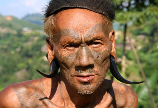 Trekking vers un homme naga konyak dans la région de Mon