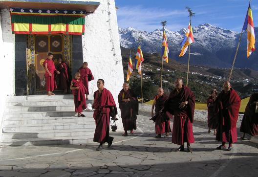 Randonnée vers des moines du monastère de Tawang en Arunachal Pradesh