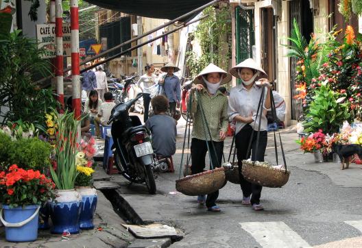 Randonnée le long d'une rue du centre historique de Hanoi vers le Fleuve Rouge