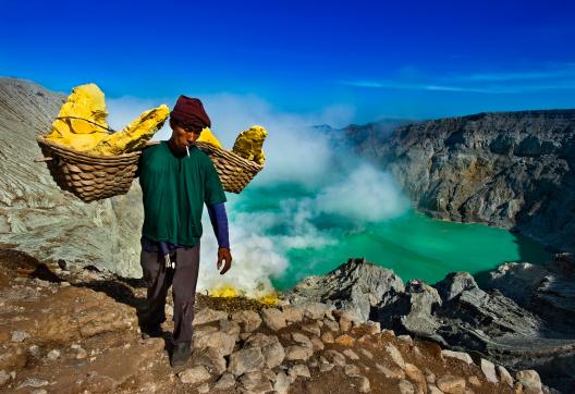 Randonnée avec un porteur de soufre au-dessus du lac d'acide du volcan Kawah Ijen