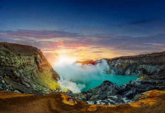 Randonnée près du volcan Kawah Ijen à Java