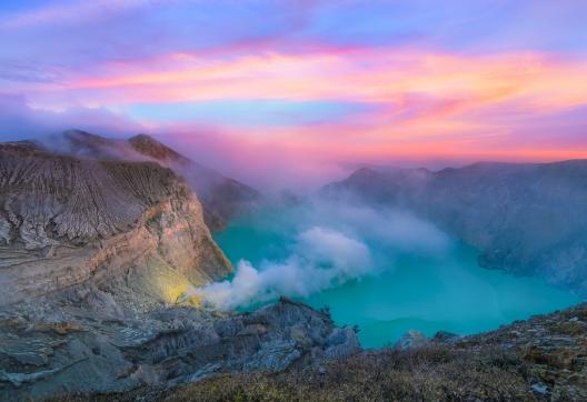 Randonnée près du volcan Kawah Ijen à Java
