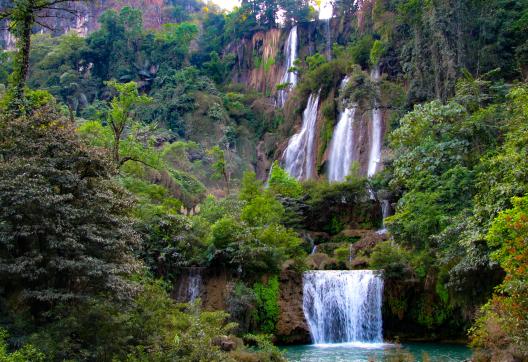 Trekking vers des chutes d'eau forestières dans la région de Umphang