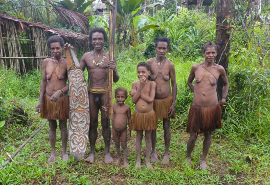 Immersion chez nos hôtes korowai dans les forêts marécageuses  du sud de la Papua