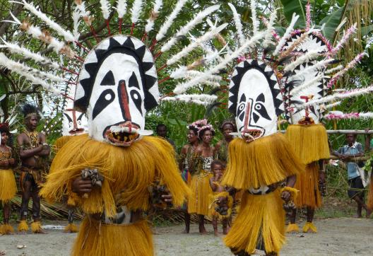 Rencontre de danseurs masqués dans le Gulf au sud-ouest de la Papouasie-Nouvelle-Guinée