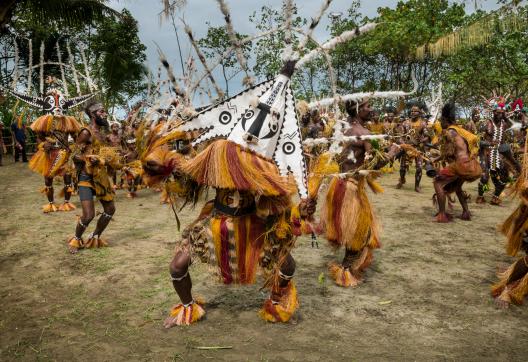 Immersion dans un sing-sing avec des masques dans la province du Gulf