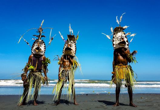 Rencontre de danseurs masqués sur une plage du sud de la Papouasie-Nouvelle-Guinée