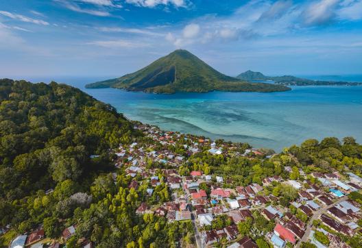 Voyage vers un village et volcan dans les iles Banda aux Moluques