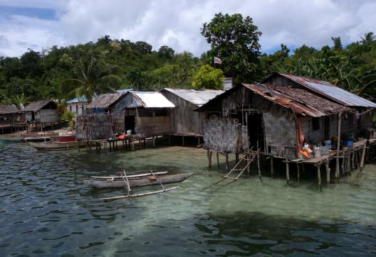 Randonnée vers un village de pecheurs dans les Moluques